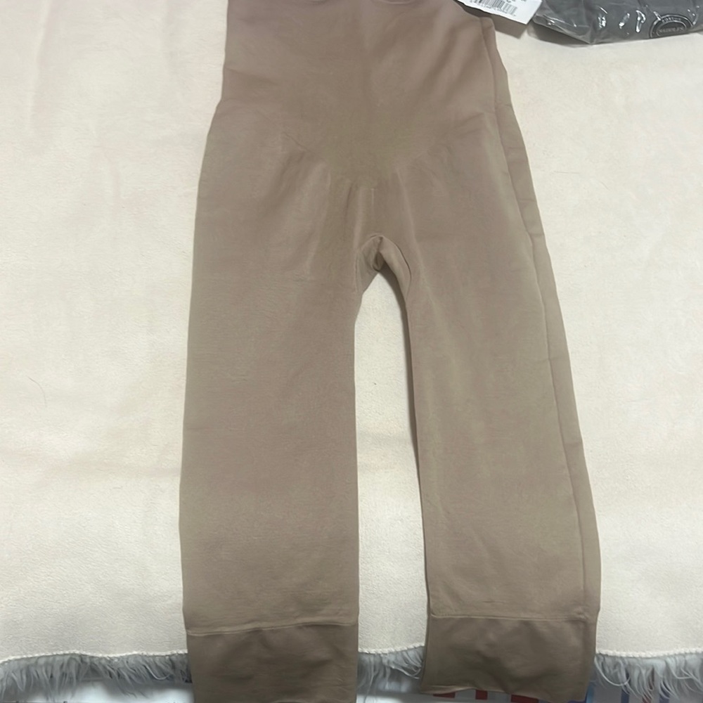 Rhonda shear Brand new leggings size M